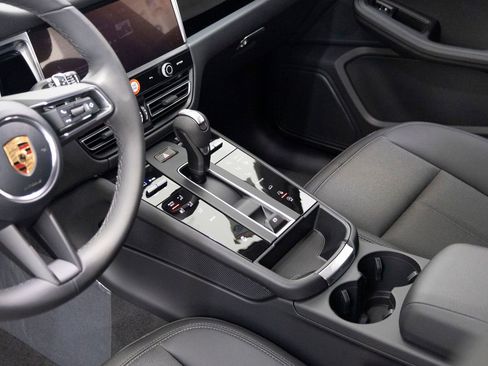 New 2026 Porsche Macan AWD/4WD image 16