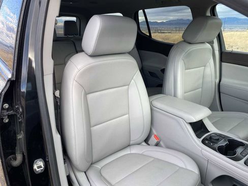 Used 2023 GMC Acadia SLT image 17