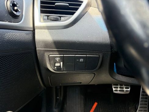 Used 2014 Hyundai Veloster w/ Style Package 02 image 23