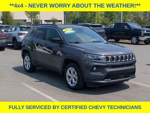 Used 2024 Jeep Compass Latitude AWD/4WD image 3