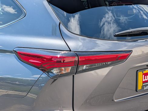 Used 2021 Toyota Highlander XLE AWD/4WD image 17