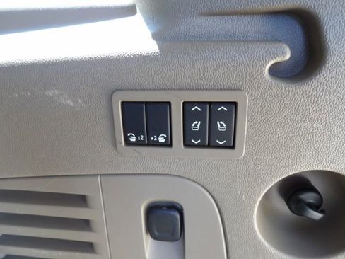 Used 2015 Chevrolet Suburban LTZ RWD image 8