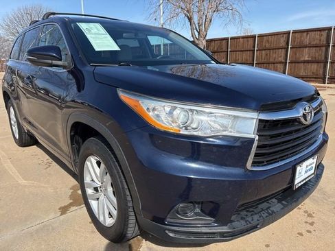 Used 2014 Toyota Highlander LE image 2