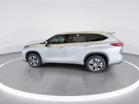 Used 2021 Toyota Highlander XLE AWD/4WD image 5