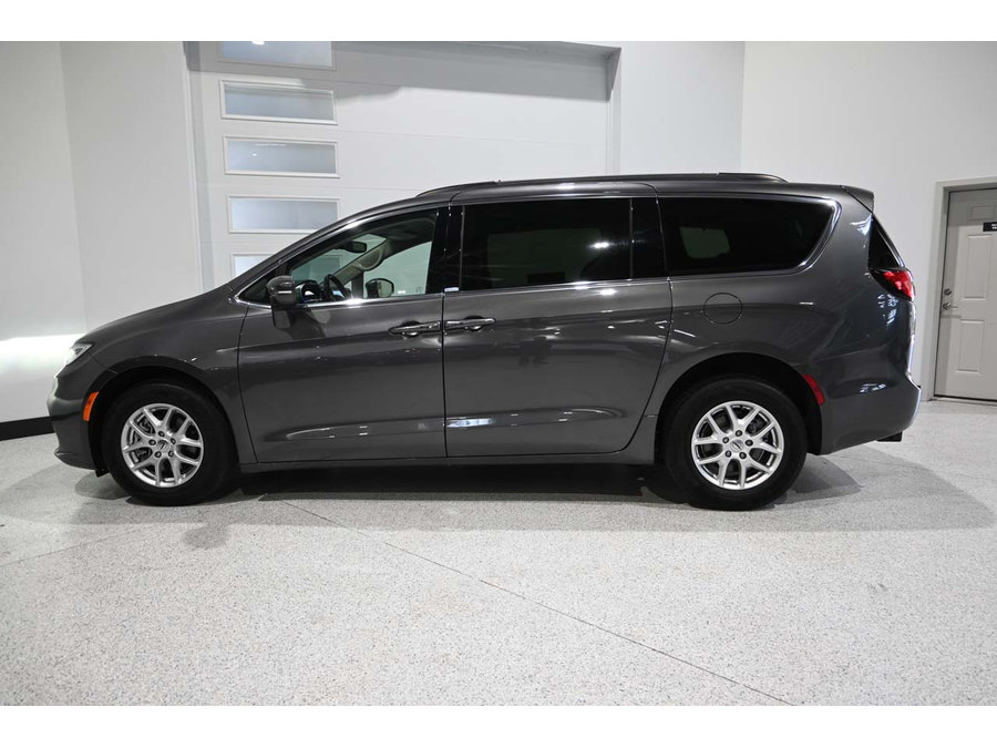 Used 2022 Chrysler Pacifica Touring-L FWD image 9
