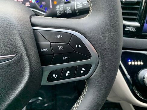 Used 2024 Chrysler Pacifica Touring-L image 22