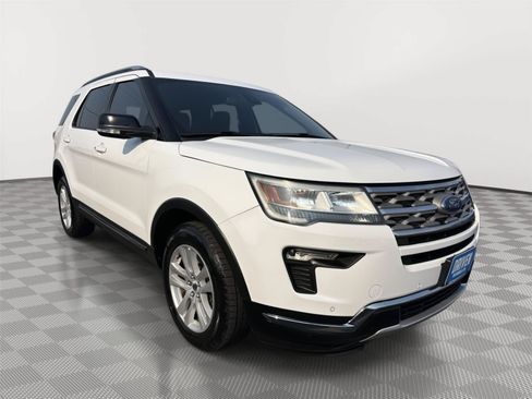Used 2018 Ford Explorer XLT w/ Equipment Group 202A AWD/4WD image 3
