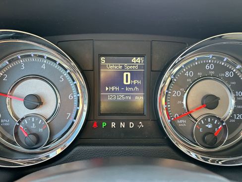 Used 2016 Chrysler Town & Country Touring image 10