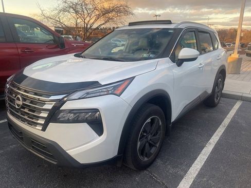 Used 2024 Nissan Rogue SV w/ SV Premium Package image 3