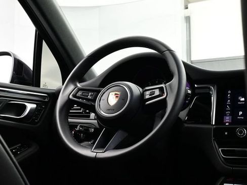 Certified 2025 Porsche Macan AWD/4WD image 19