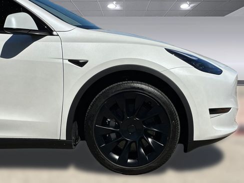 Used 2025 Tesla Model Y Long Range RWD image 35