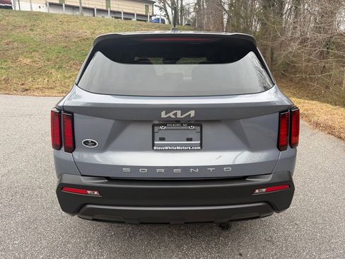 Used 2022 Kia Sorento LX image 7