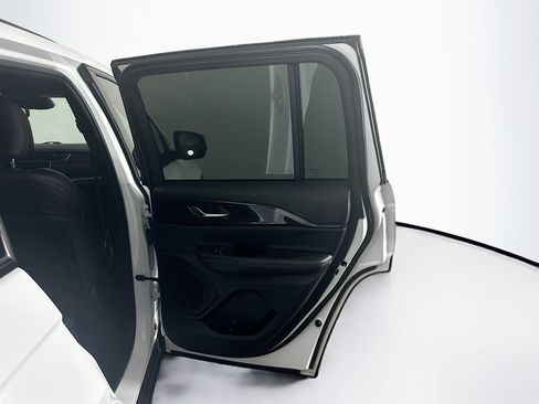 Used 2023 Jeep Grand Cherokee Altitude image 28