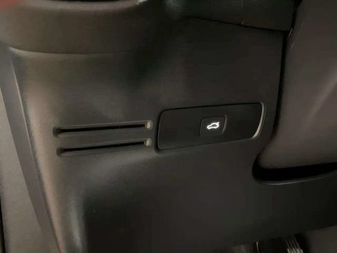Used 2025 Volvo XC40 B5 Plus AWD/4WD image 32