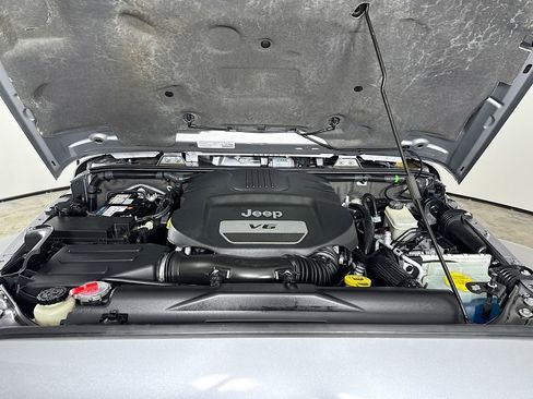 Used 2015 Jeep Wrangler Unlimited Sahara w/ Connectivity Group AWD/4WD image 30