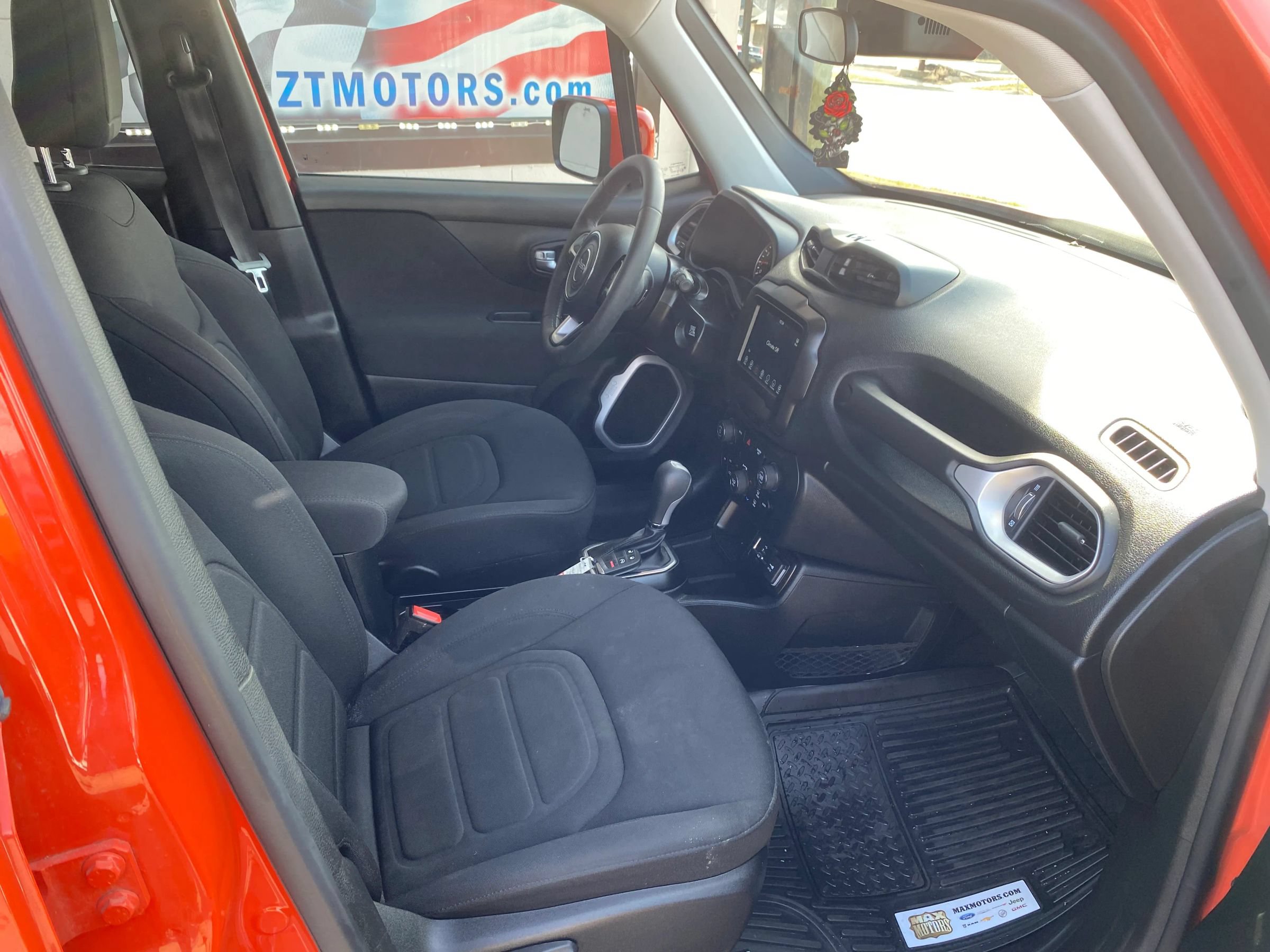 Used 2019 Jeep Renegade Latitude FWD image 12