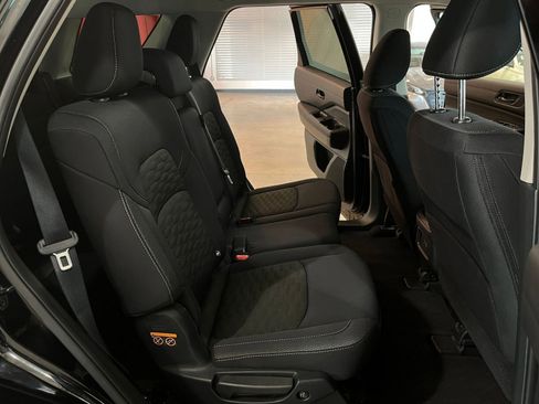 Used 2025 Nissan Pathfinder SV image 39