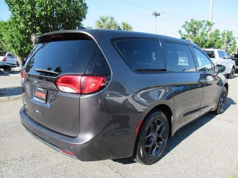 Used 2018 Chrysler Pacifica Touring Plus w/ S Appearance Package FWD image 6