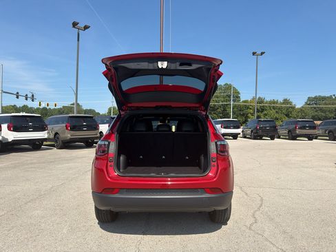 Used 2025 Jeep Compass Latitude AWD/4WD image 17
