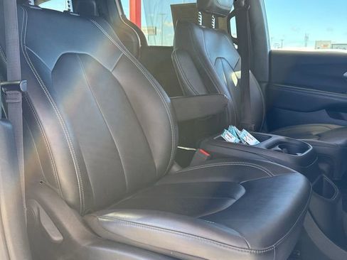 Used 2025 Chrysler Pacifica Select FWD image 31