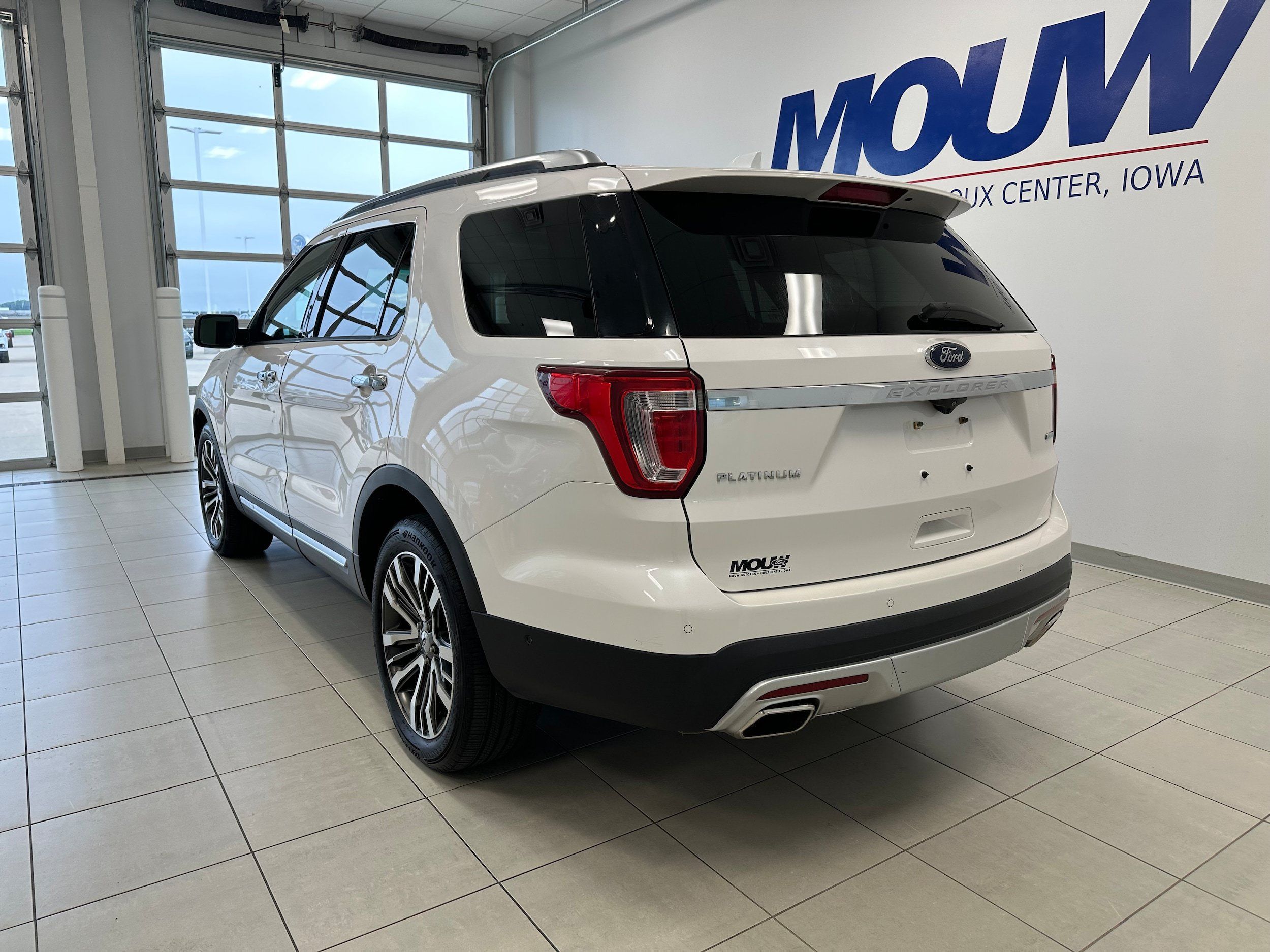 Used 2016 Ford Explorer Platinum AWD/4WD image 6