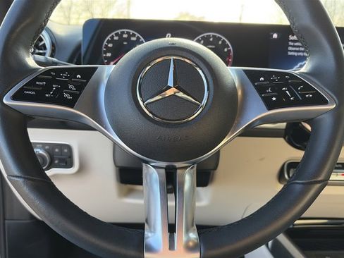 Used 2025 Mercedes-Benz GLB 250 4MATIC w/ Exclusive Package image 20