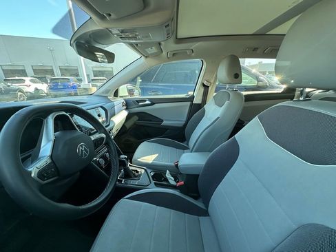 Used 2023 Volkswagen Taos SE w/ Panoramic Sunroof Package image 8