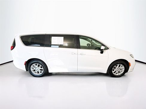 Used 2023 Chrysler Pacifica Touring-L FWD image 39