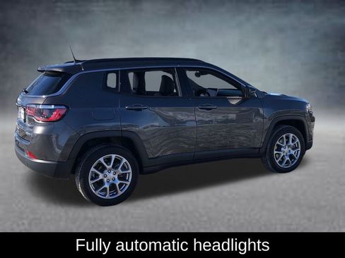 Used 2023 Jeep Compass Latitude image 9