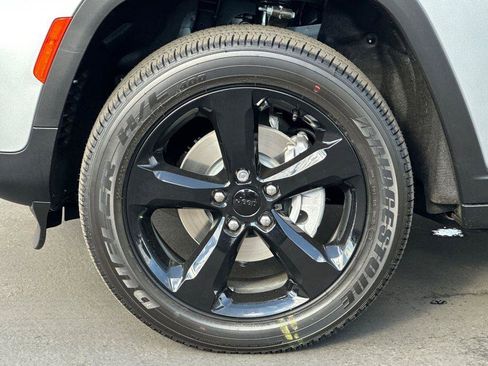 New 2025 Jeep Grand Cherokee Altitude image 25