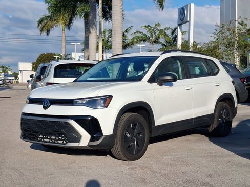 New 2026 Volkswagen Taos SE FWD image 3