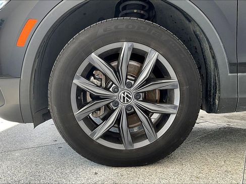 Used 2023 Volkswagen Tiguan SE w/ Panoramic Sunroof Package image 12