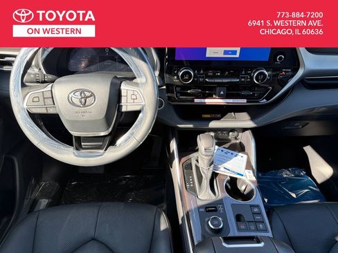 New 2025 Toyota Highlander Limited image 11