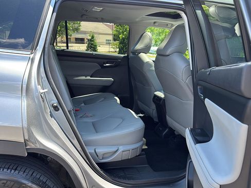 Used 2025 Toyota Highlander XLE AWD/4WD image 16