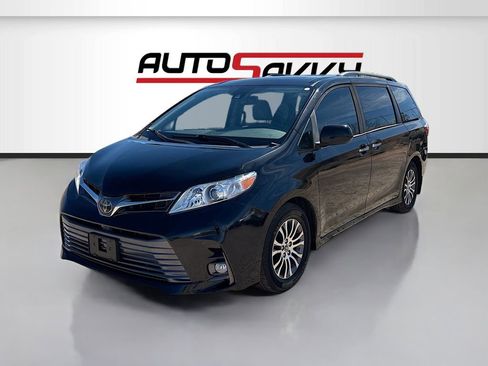 Used 2020 Toyota Sienna XLE w/ XLE Navigation Package FWD image 3
