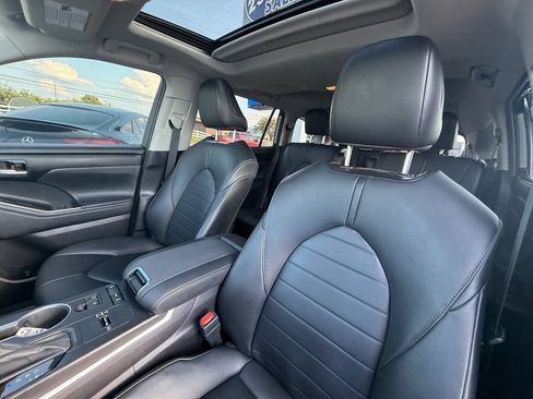 Used 2021 Toyota Highlander XLE FWD image 13