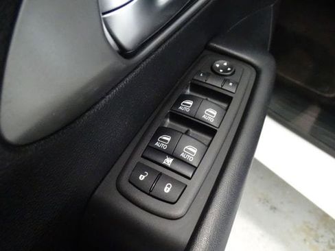 Used 2025 Chrysler Pacifica Select FWD image 10