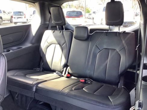 Used 2025 Chrysler Pacifica Select image 28