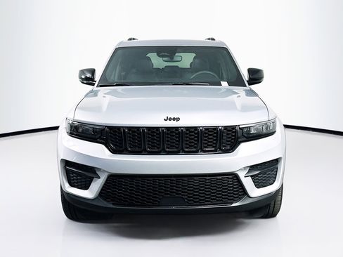 Used 2023 Jeep Grand Cherokee Altitude image 2