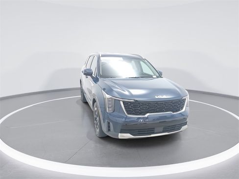 Used 2025 Kia Sorento S image 2