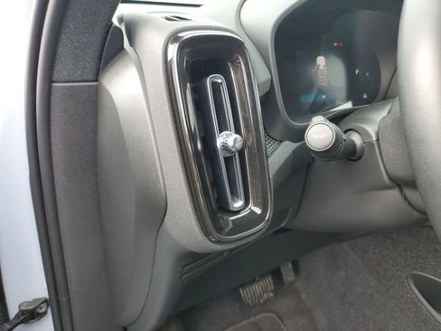 Used 2025 Volvo XC40 B5 Plus image 18