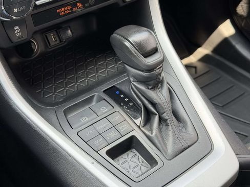 Used 2021 Toyota RAV4 XLE AWD/4WD image 6