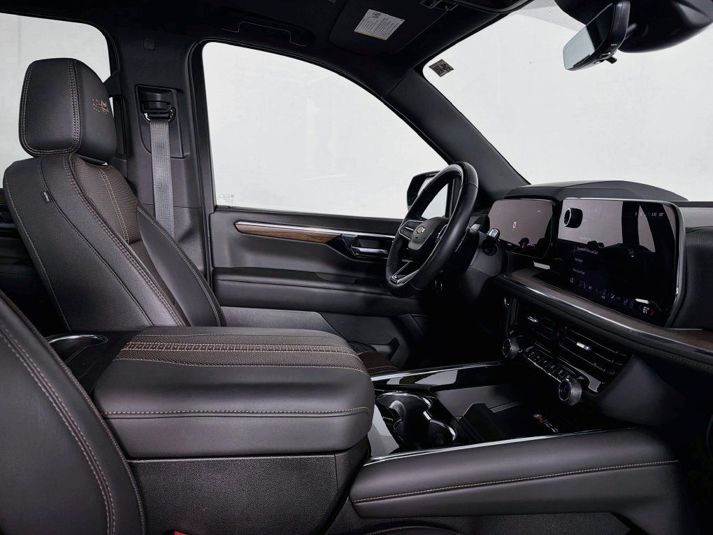 Used 2026 Chevrolet Suburban High Country AWD/4WD image 36