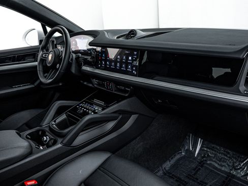 Certified 2025 Porsche Cayenne Coupe image 17