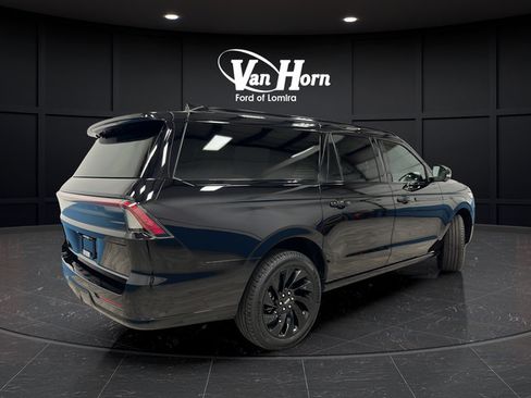 Used 2025 Lincoln Navigator L Reserve w/ Jet Appearance Package AWD/4WD image 7