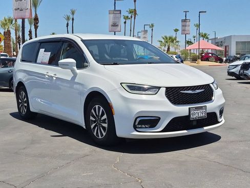 Used 2022 Chrysler Pacifica Touring-L FWD image 6
