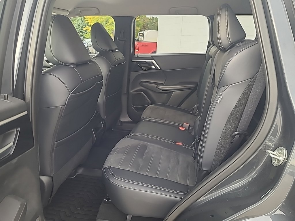 Used 2024 Mitsubishi Outlander SE AWD/4WD image 16