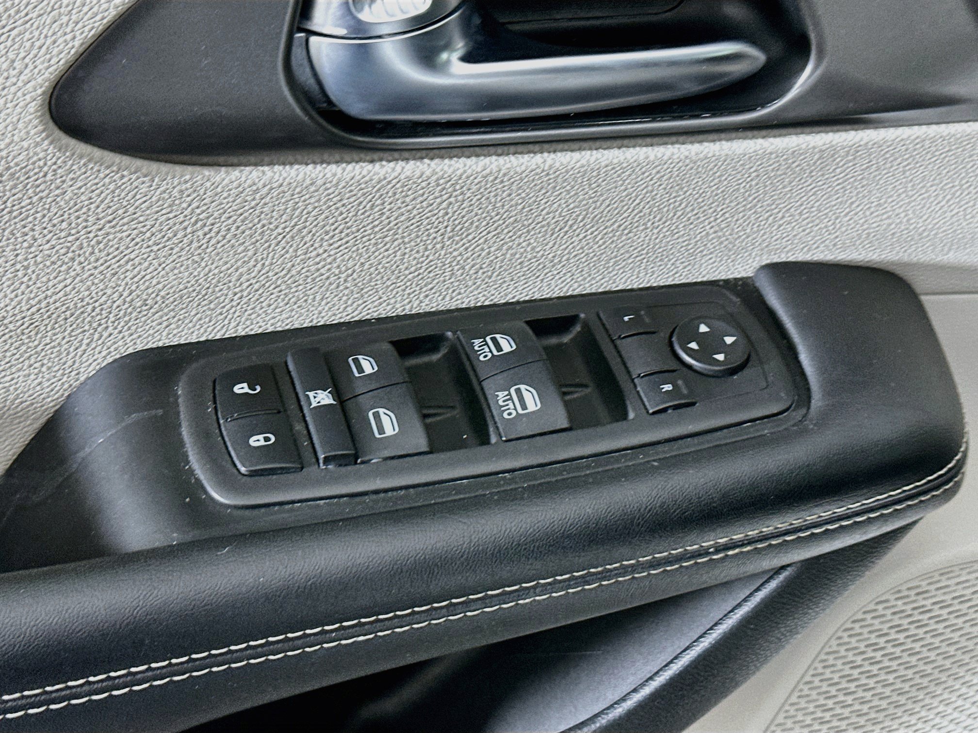 Used 2023 Chrysler Pacifica Touring-L FWD image 15