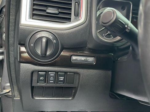 Used 2017 Nissan Titan SV image 8