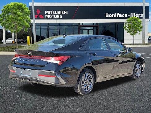 Used 2024 Hyundai Elantra SEL FWD image 3